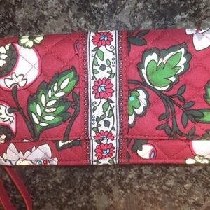 Vera Bradley - NWT Wristlet in Bordeaux Bloom
